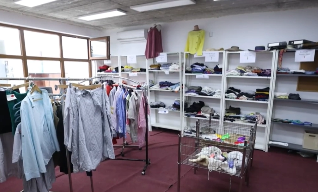 Dyqani ku nevojtarët furnizohen me veshmbathje falas
