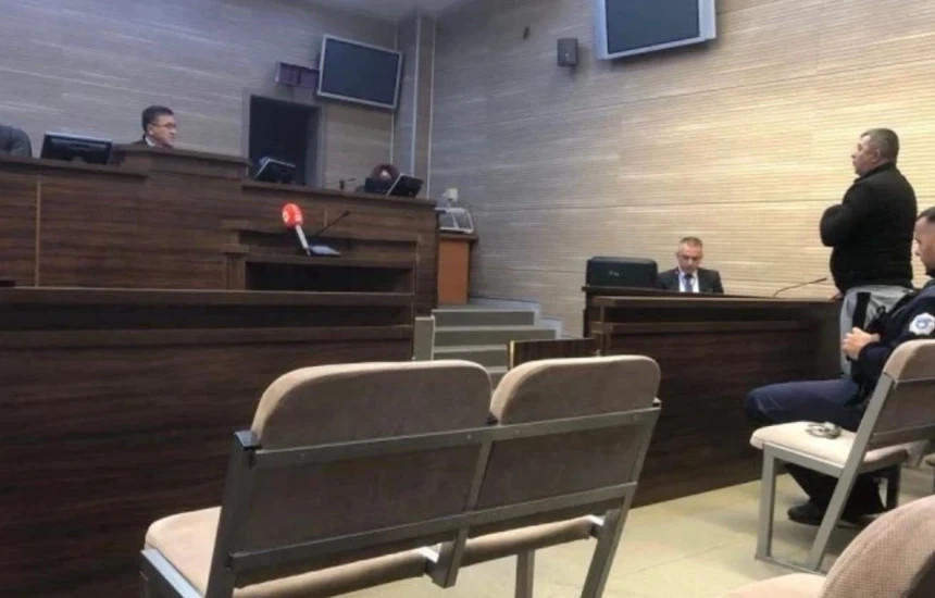 Dëshmitari thotë se Arsiqi ia kishte maltretuar djalin duke e detyruar ta bartte në shpinë një person të vrarë