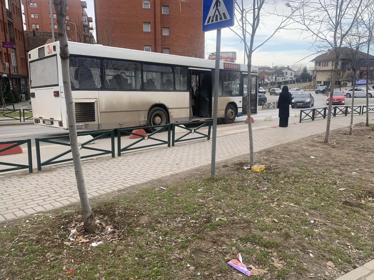 Disa stacione autobusësh në  Muharrem Fejza  pa shenja lajmëruese