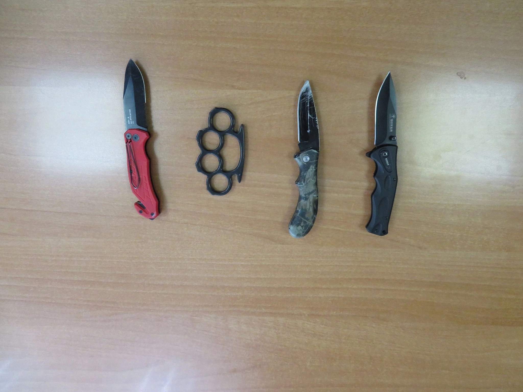 Policia - sekuestrimi i thikave dhe boksit hekurit ne Vushtrri