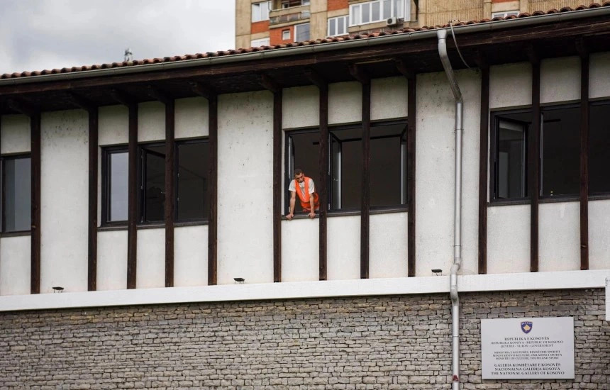 Galeria me 10 të ekspozita në vitin e rikthimit në objektin e rinovuar  sonte në  Express 