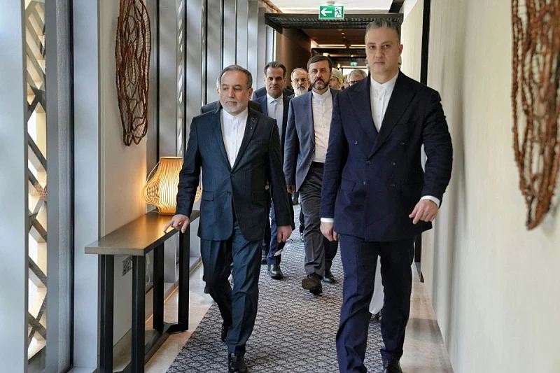 Delegacioni iranian duke dalë nga takimi