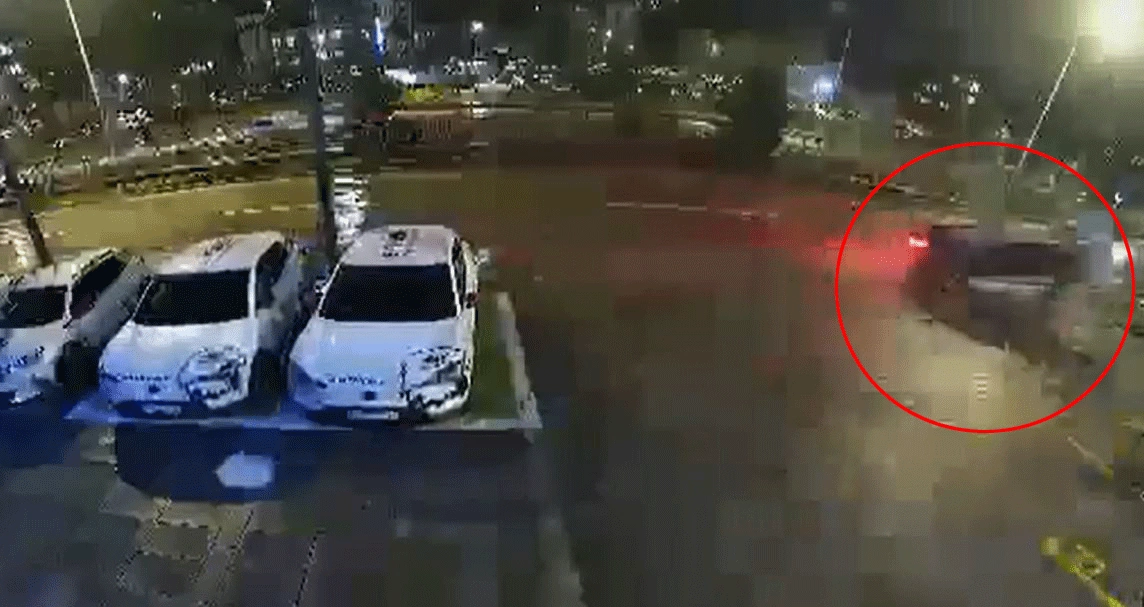 Vetura humb drejtimin, del nga rruga dhe i godet tetë vetura të parkuara