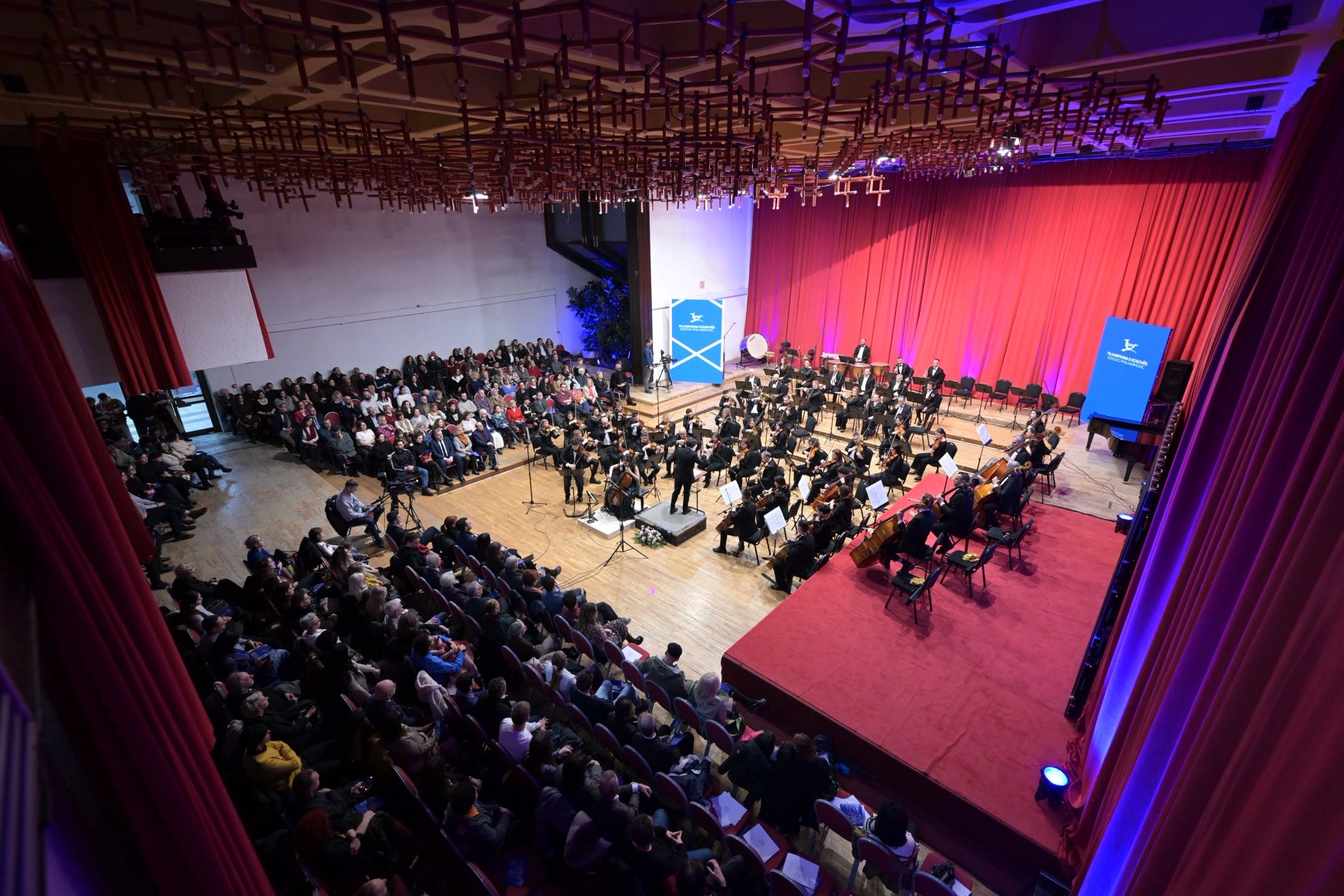 Nën drejtimin e dirigjentit rumun Artun Hoinic dhe me solistë violonçelisten turke Nil Kocamangil dhe Visar Kuçin në violinë, Filharmonia ka sjellë magjinë e njërës prej figurave më të rëndësishme të Romantizmit (Foto: Arben Llapashtica)