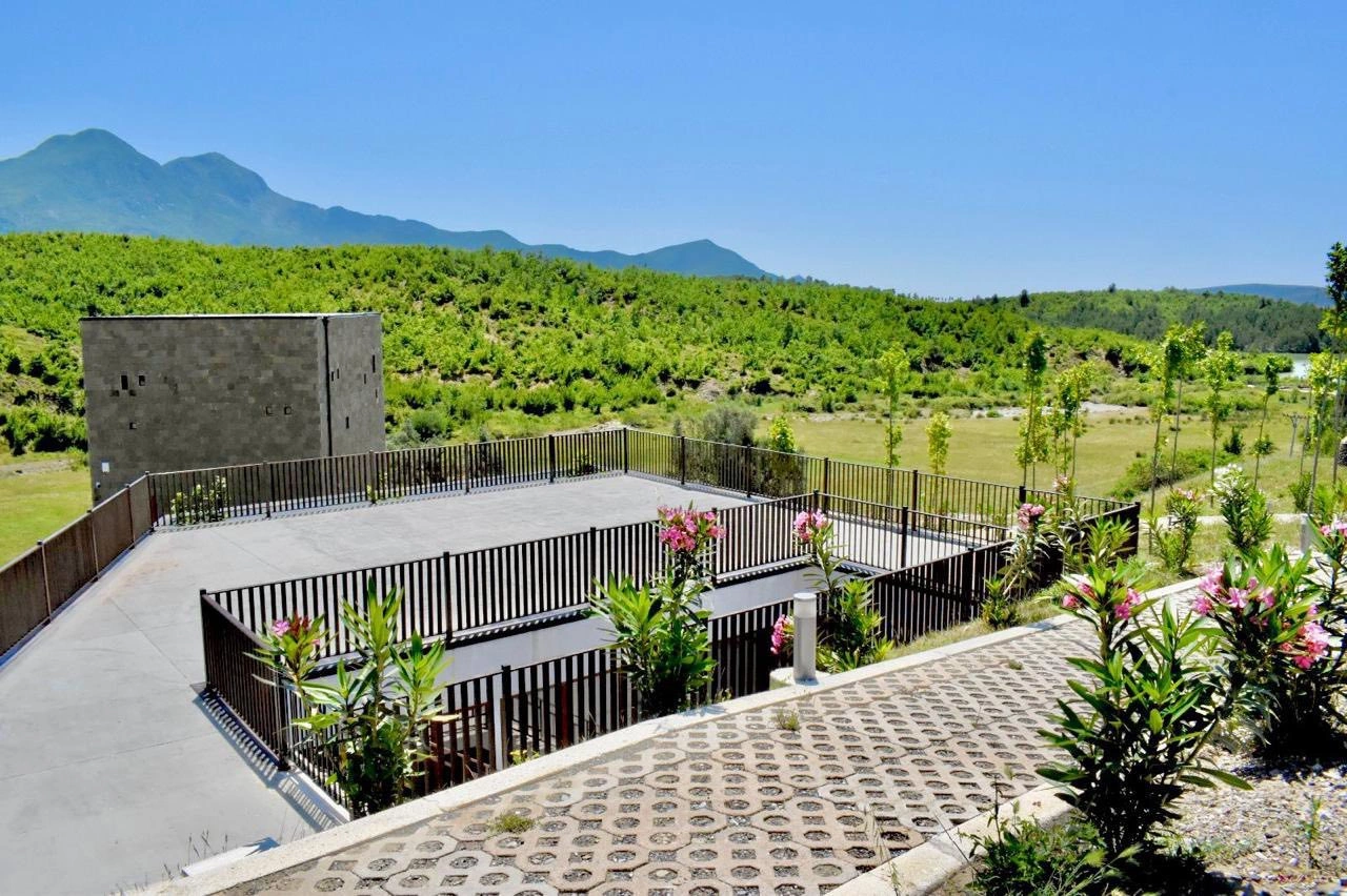 Memoriali i Fishtës pas një vit braktisjeje me plane për Qendër Ndërkombëtare Arti