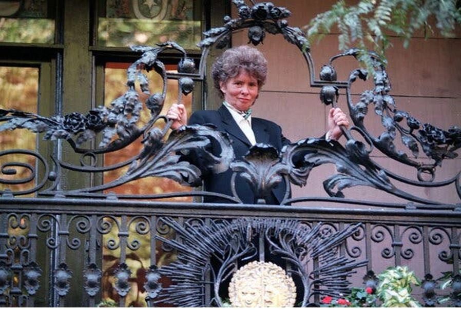 Suzannah Lessard në vitin 1996, në ballkonin e Players Club në Manhattan, i projektuar nga stërgjyshi i saj, Stanford White. (Foto: Marilynn K. Yee/The New York Times)