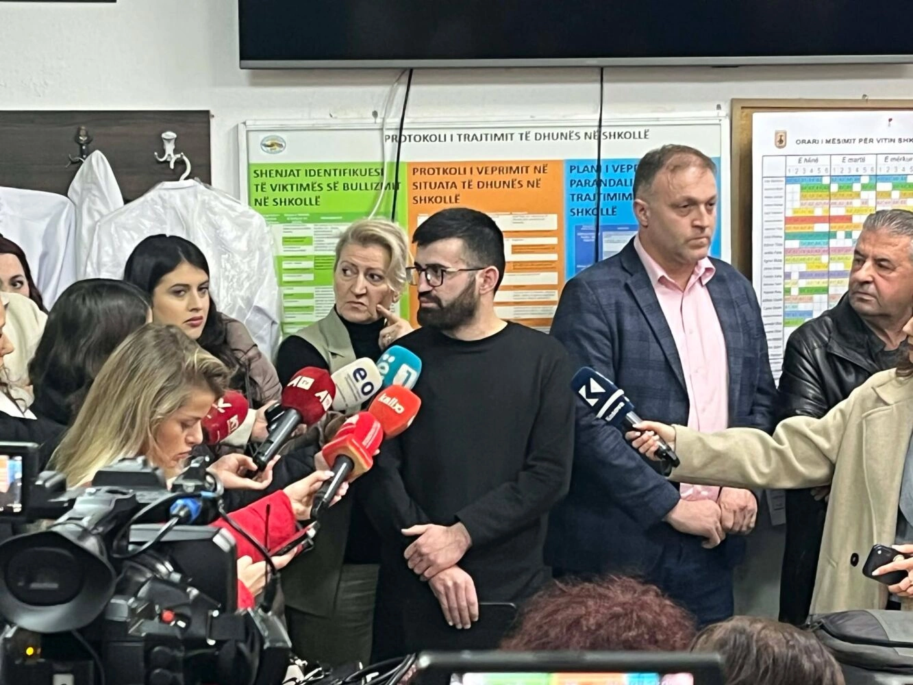 Grevë dy orëshe në shenjë proteste ndaj sjelljeve të disa nxënësve ka mbajtur stafi i shkollës “Pavarësia” në Prishtinë, një ditë pasi Policia e arrestoi një mësimdhënës të kësaj shkolle për dhunë ndaj një nxënësi.