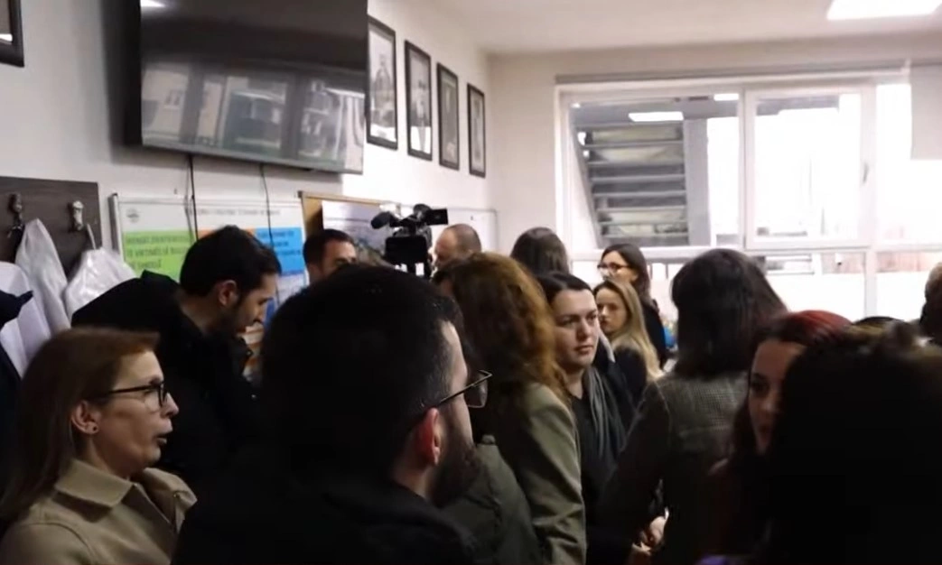 Protesta e mësimdhënësve në shkollën "Pavarësia"