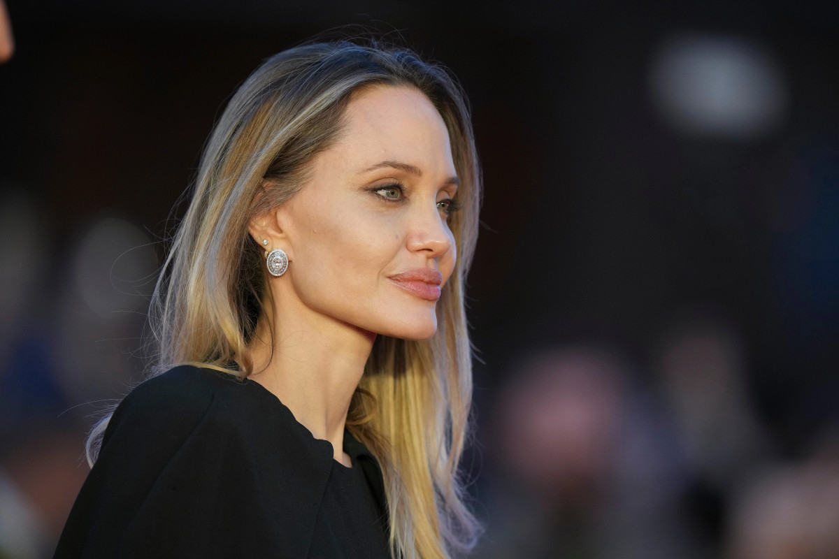 Angelina Jolie tregon pse i do shenjat që i kanë mbetur nga mastektomia