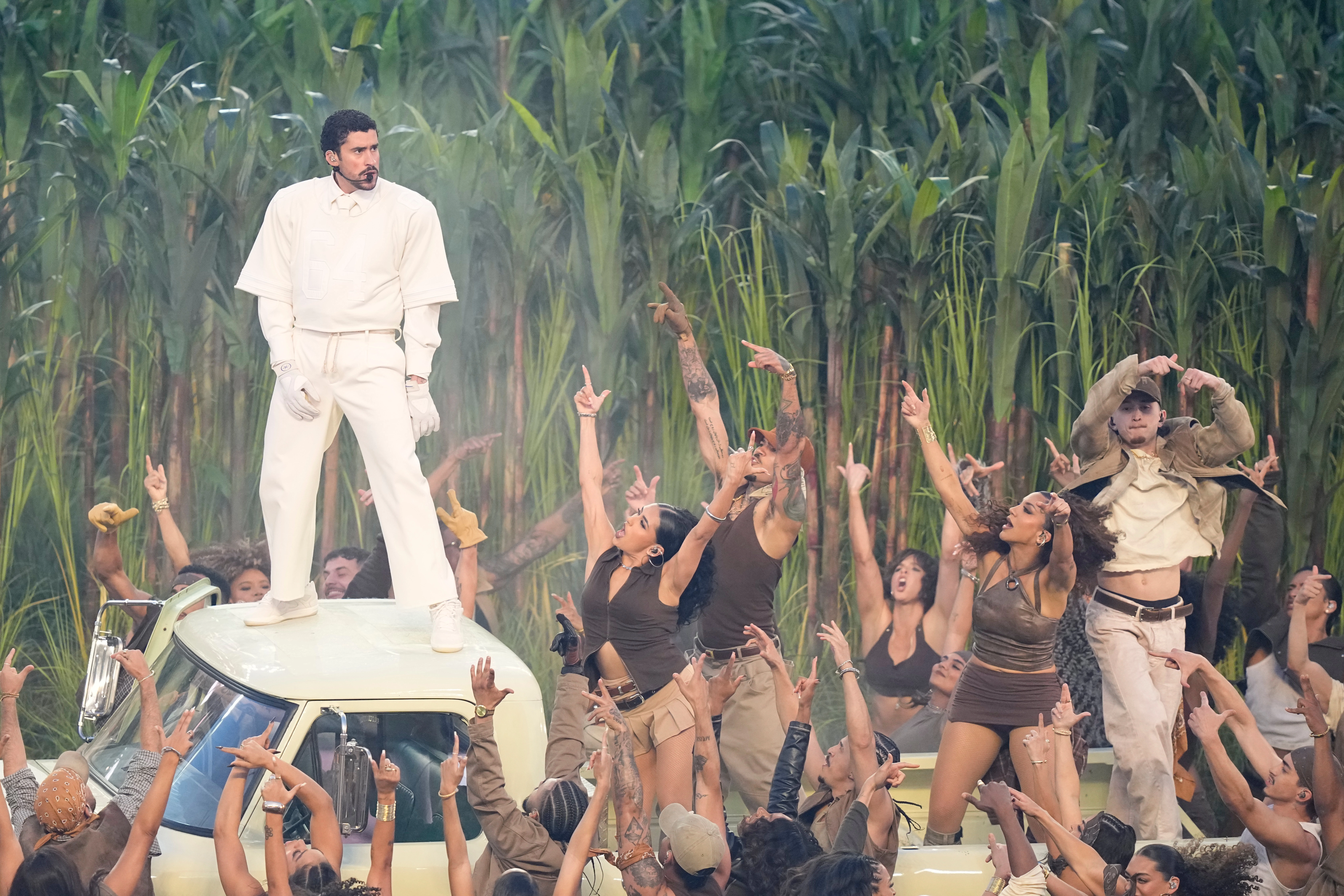 Bad Bunny gjatë performancës në “SuperBowl” 2026