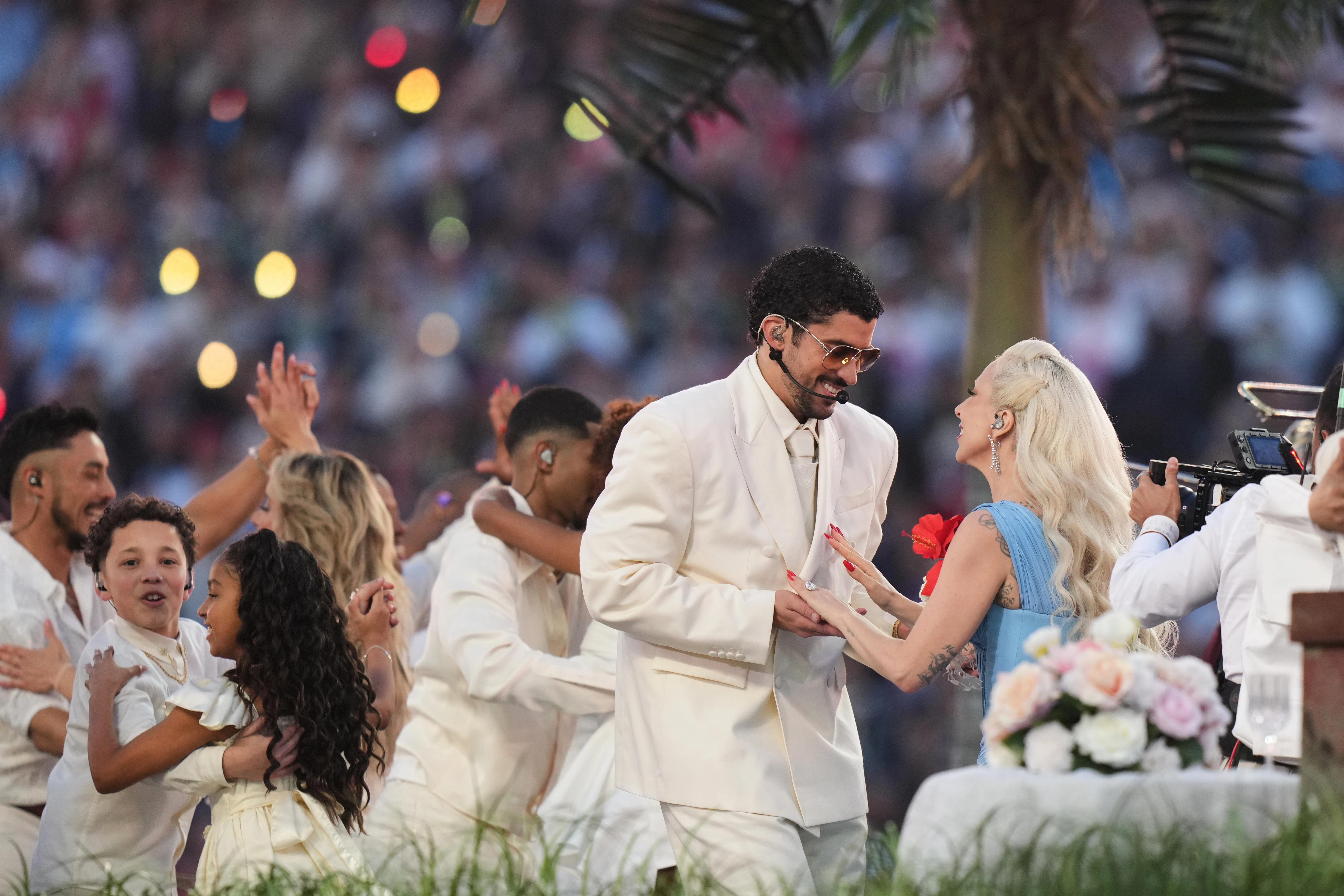 Bad Bunny dhe Gady Gaga gjatë performancës në "SuperBowl"