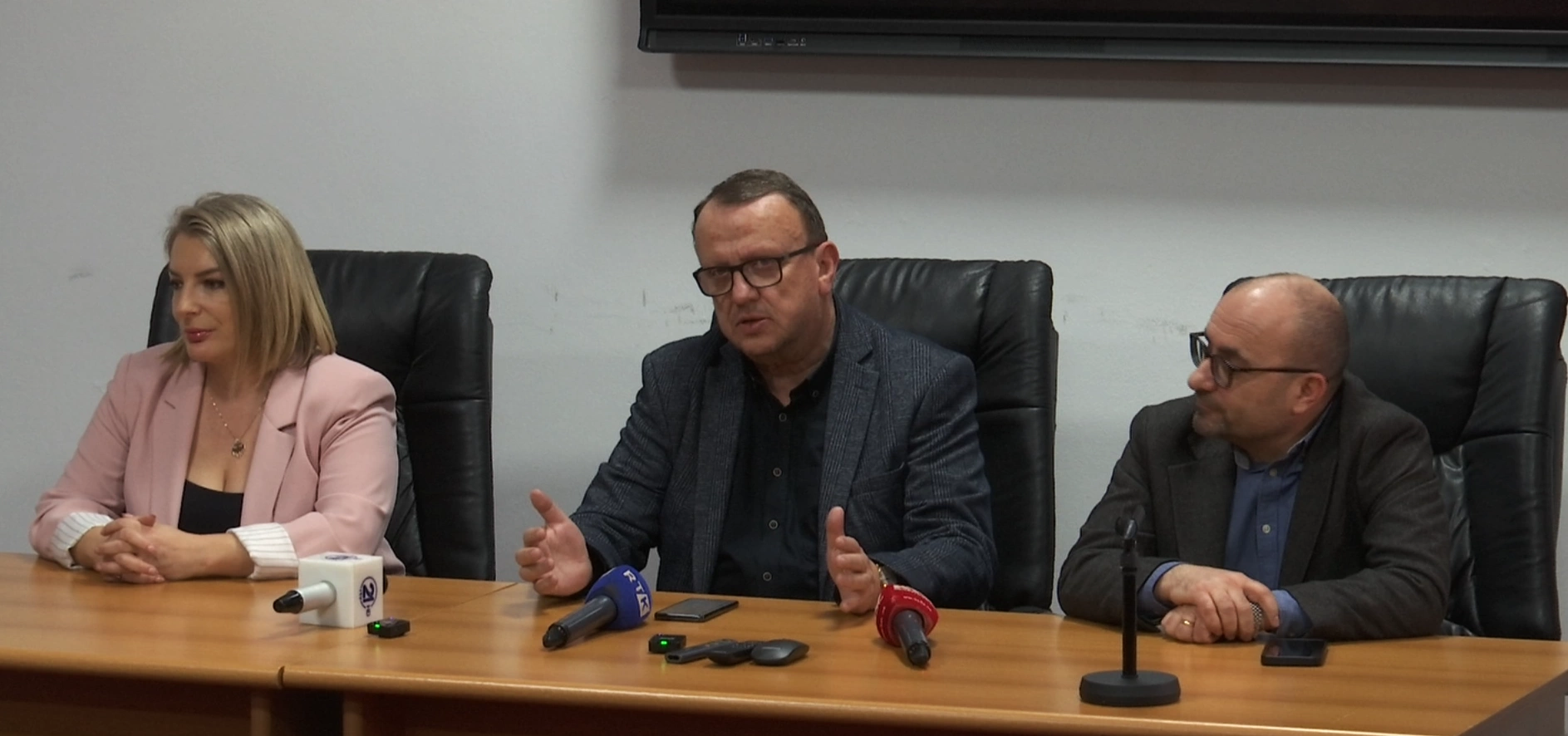 Një javë pas zyrtarizimit në Tiranë, forumi i shkrimtarëve shqiptarë “Forum 26” është prezantuar të premten edhe në Prishtinë. Heqja e TVSh-së së librit – e kërkuar dhe e premtuar kaherë prej disa qeverive – është njëri prej synimeve