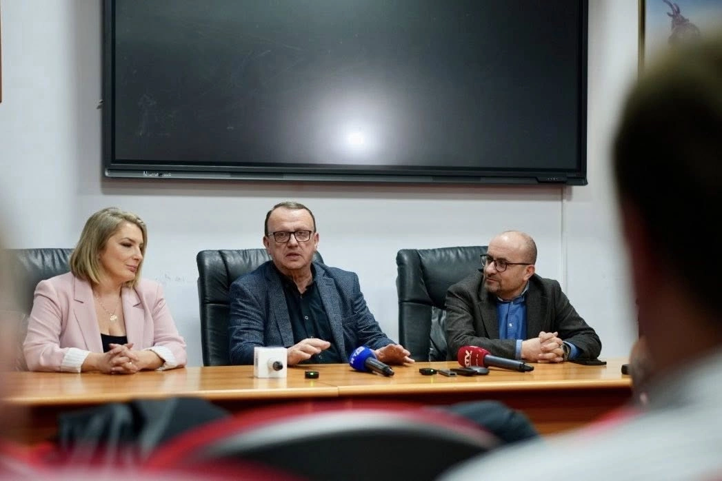 Një javë pas zyrtarizimit në Tiranë, forumi i shkrimtarëve shqiptarë “Forum 26” është prezantuar të premten edhe në Prishtinë. Heqja e TVSh-së së librit – e kërkuar dhe e premtuar kaherë prej disa qeverive – është njëri prej synimeve