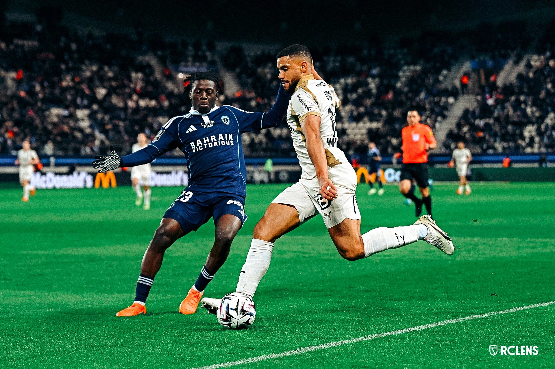 Lensi kalon në pozitën e parë në Ligue 1