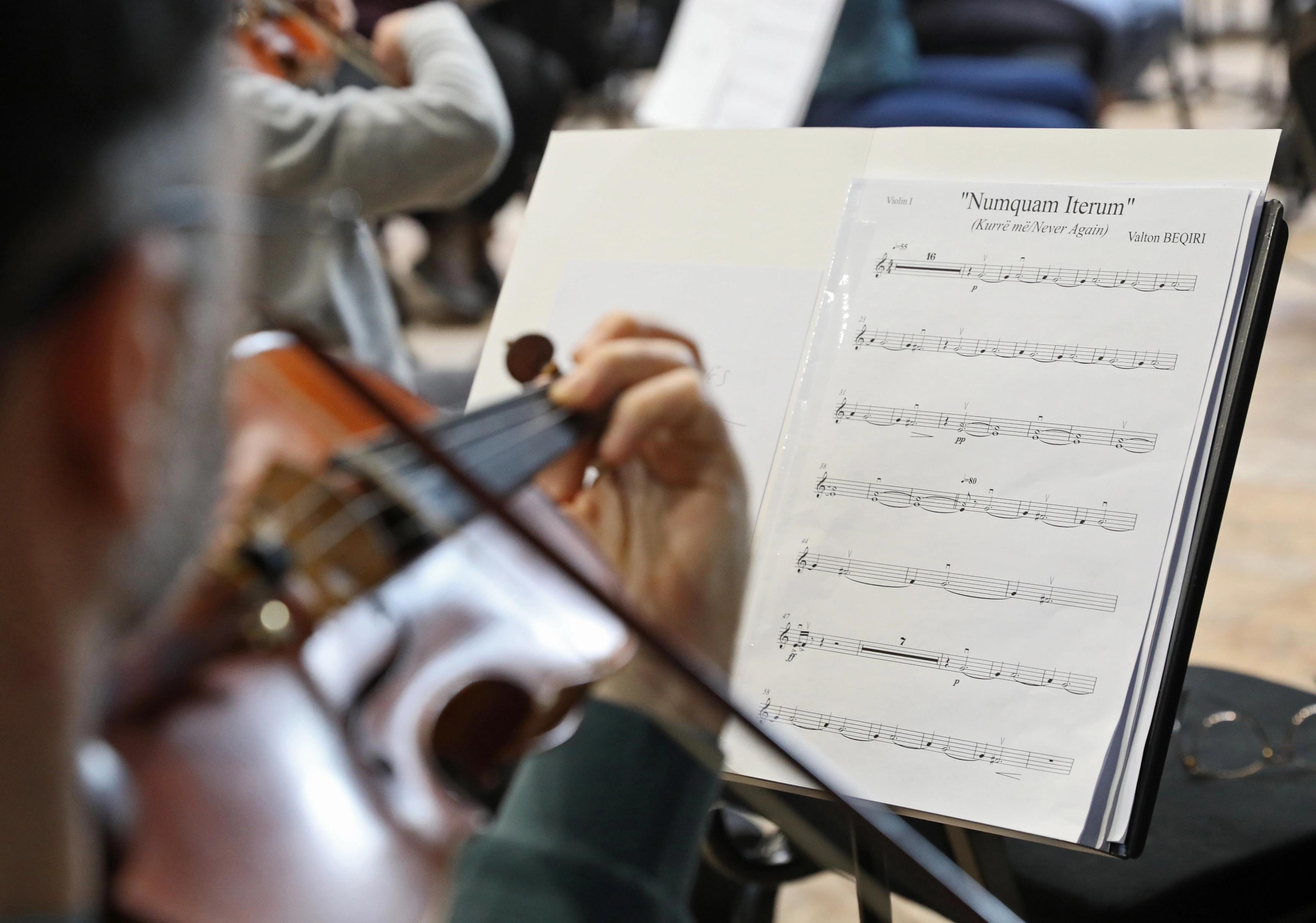 Filharmonia e Kosovës më 12 shkurt 2026 gjatë provave për koncertin e 18-vjetorit të Pavarësisë kur do të luhet premierë edhe vepra “Numquam Iterum – Lamenti i Nënës” e Valton Beqirit (Foto: Driton Paçarada)