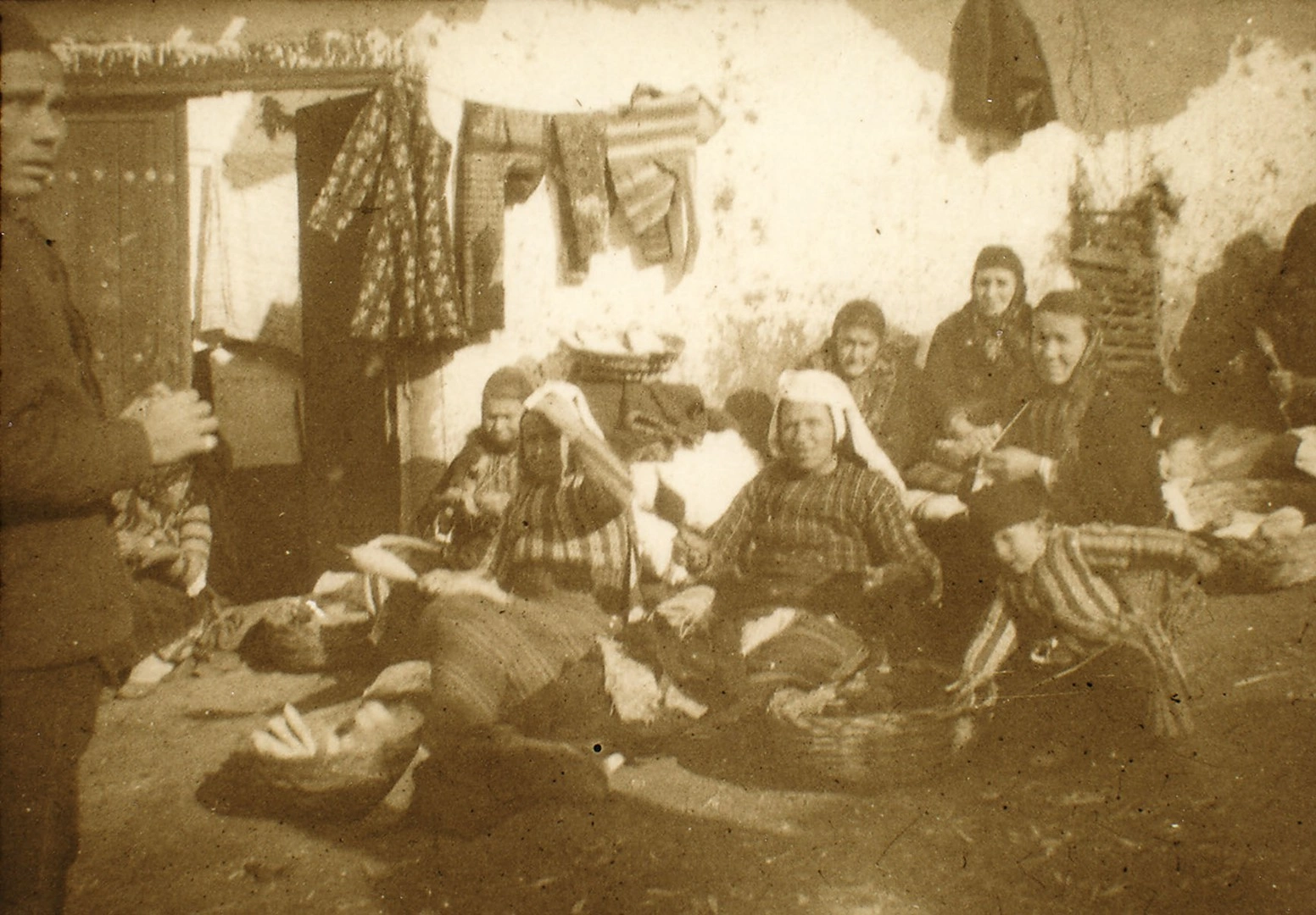 Refugjatët që ikin nga serbët. Gratë nga rrethina e Gjakovës në Shkodër, më 1913  (Foto: Franz Nopcsa)