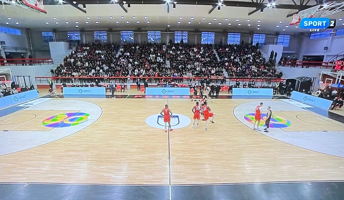 Dy sekonda pasi nisi ndeshja  gjyqtarët dalin nga parketi  ndërpritet ndeshja Bashkimi   GO  Peja