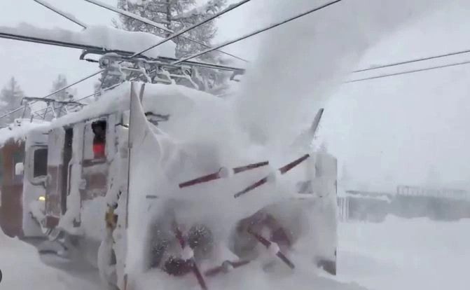 Treni del nga shinat në Zvicër si pasojë e një orteku