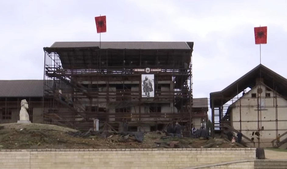 Jasharët dhe të rënët gjatë luftës nderohen në 18 vjetorin e Pavarësisë