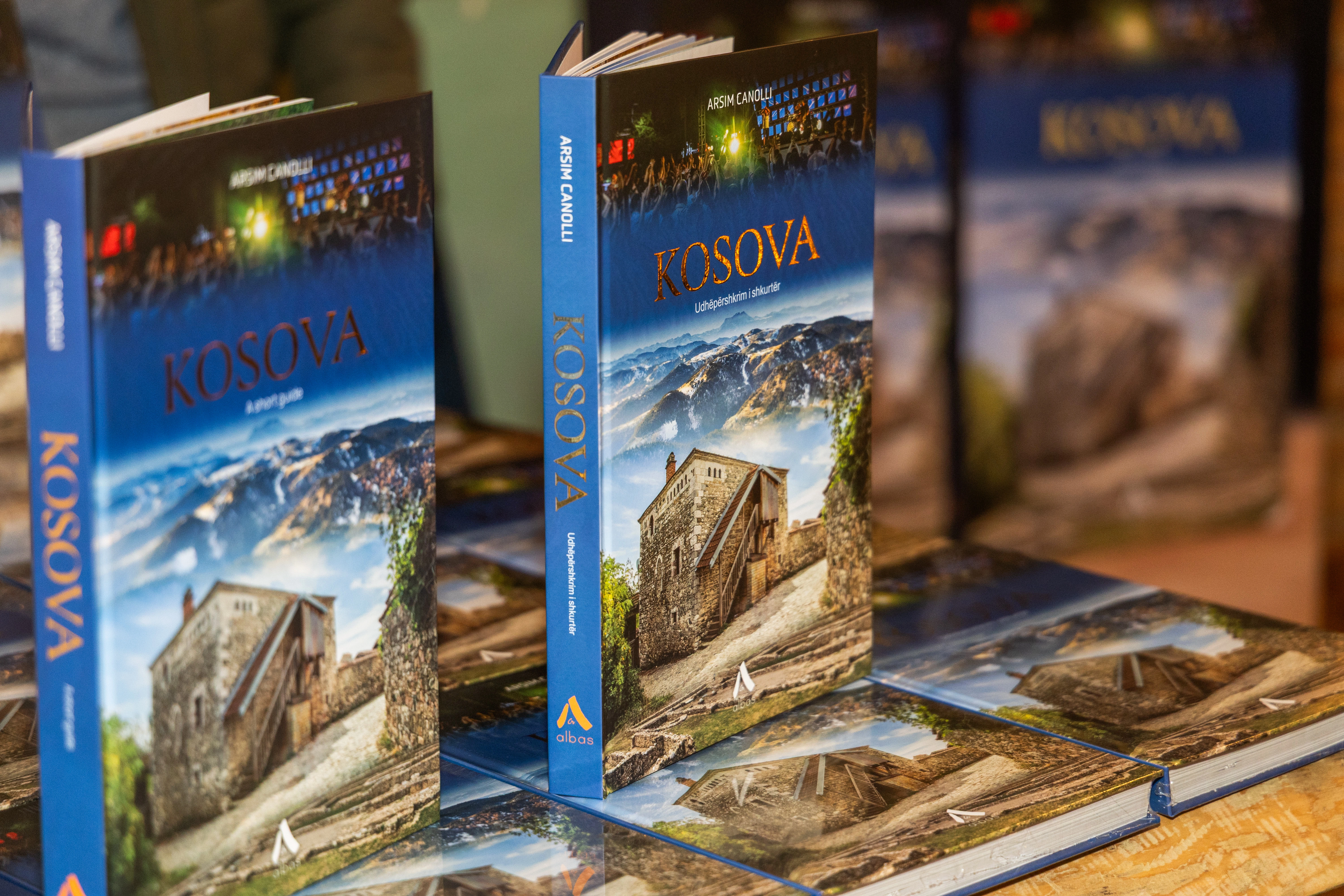 Leximi i trashëgimisë kulturore të Kosovës në këtë vepër, vjen real e në konturat e pikëpamjeve universale të së kaluarës. Trashëgimia kulturore vjen si identitet e po ashtu si vlerë e njerëzimit, e jo veç e një vendi apo populli