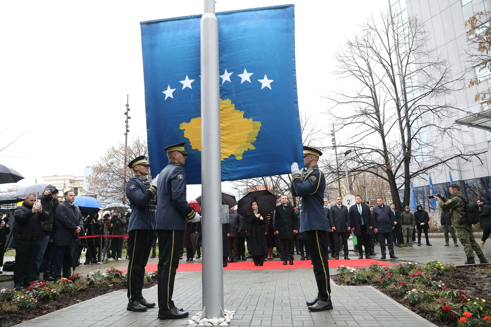 Ngritja e flamurit për 18 vjetorin e Pavarësisë së Kosovës (Foto: Driton Paçarada)