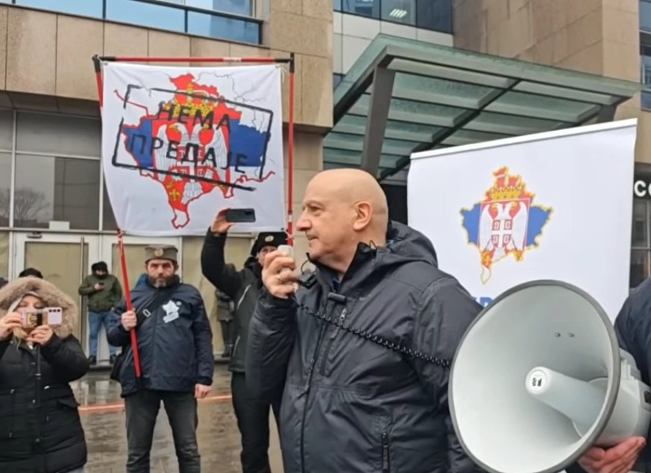 Disa serbë protestojnë para Zyrës së Kosovës në Beograd  kërkojnë anulim të marrëveshjeve