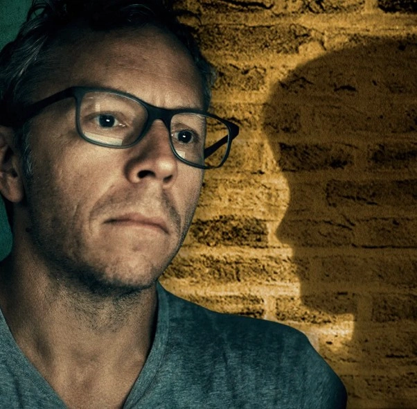 Detaji në mur që e ndihmoi hetuesin të shpëtonte një 12-vjeçare nga abuzimi seksual