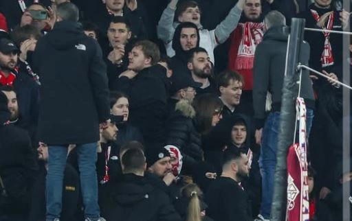 Një flamur anti-Kosovë në stadiumin ku shkëlqeu Zhegrova, klubi serb me falënderim