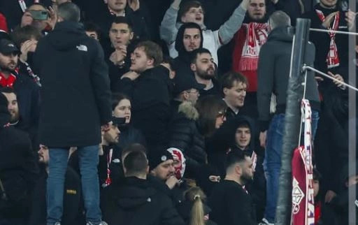 Një flamur anti Kosovë në stadiumin ku shkëlqeu Zhegrova  klubi serb me falënderim