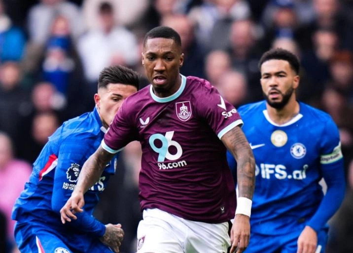 Chelsea barazon me Burnleyn  hap prapa në luftën për top katërshe