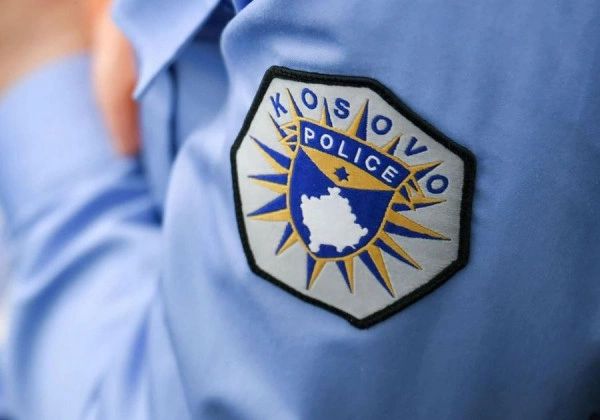 Pengoi zyrtarët policorë gjatë detyrës  shoqërohet në polici shtetasi serb