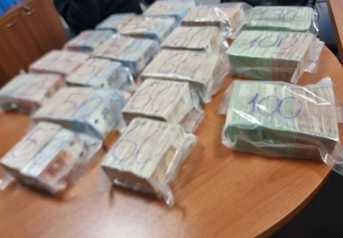 kerkohet-paraburgim-per-tre-shtetas-te-shqiperise-qe-u-kapen-me-1-milion-euro-te-padeklaruara