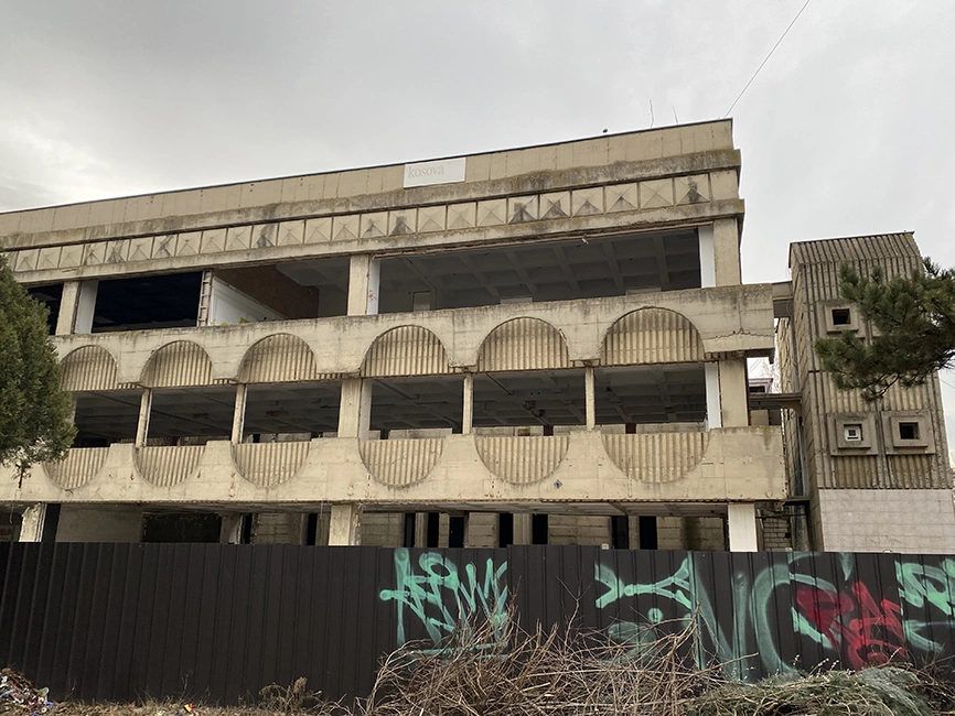 Prej vitit 2022, kjo pjesë e kompleksit “Rilindja” është monument në Listën e trashëgimisë kulturore nën mbrojtje të përkohshme. Shenjat e zjarrit janë të qarta