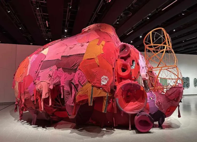 Instalacionet gjigante të dy artisteve aziatike pushtojnë Londrën