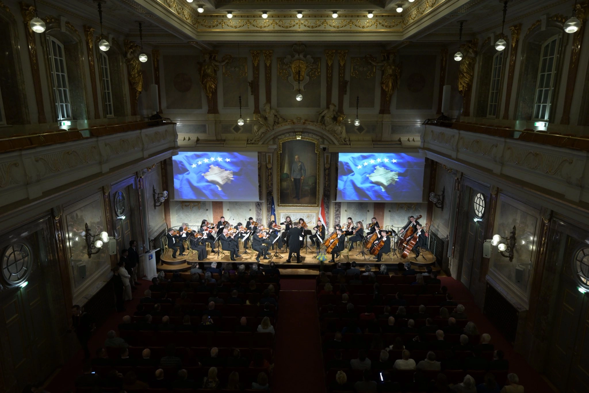 “Çdo note, një rrëfim”, është motoja e koncerteve të Filharmonisë së Kosovës. E rrëfime nga tradita e muzikës shqipe, të martën mbrëma ka shpalosur edhe në Vjenë (Foto: Arben Llapashtica)