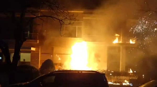 Protestat e opozitës, digjet vila e Enver Hoxhës