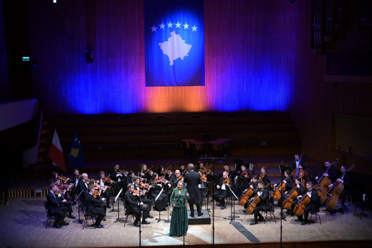 Filharmonia historike në Varshavë me mesazh identiteti e tradite