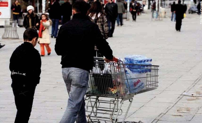 Nje qytetar duke blere artikuj ushqimor