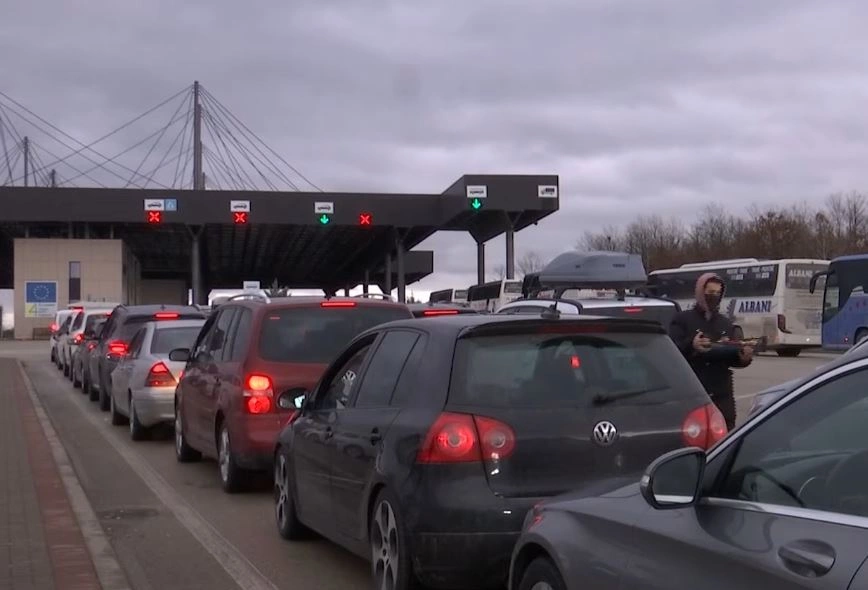 Mërgimtarët në kolona