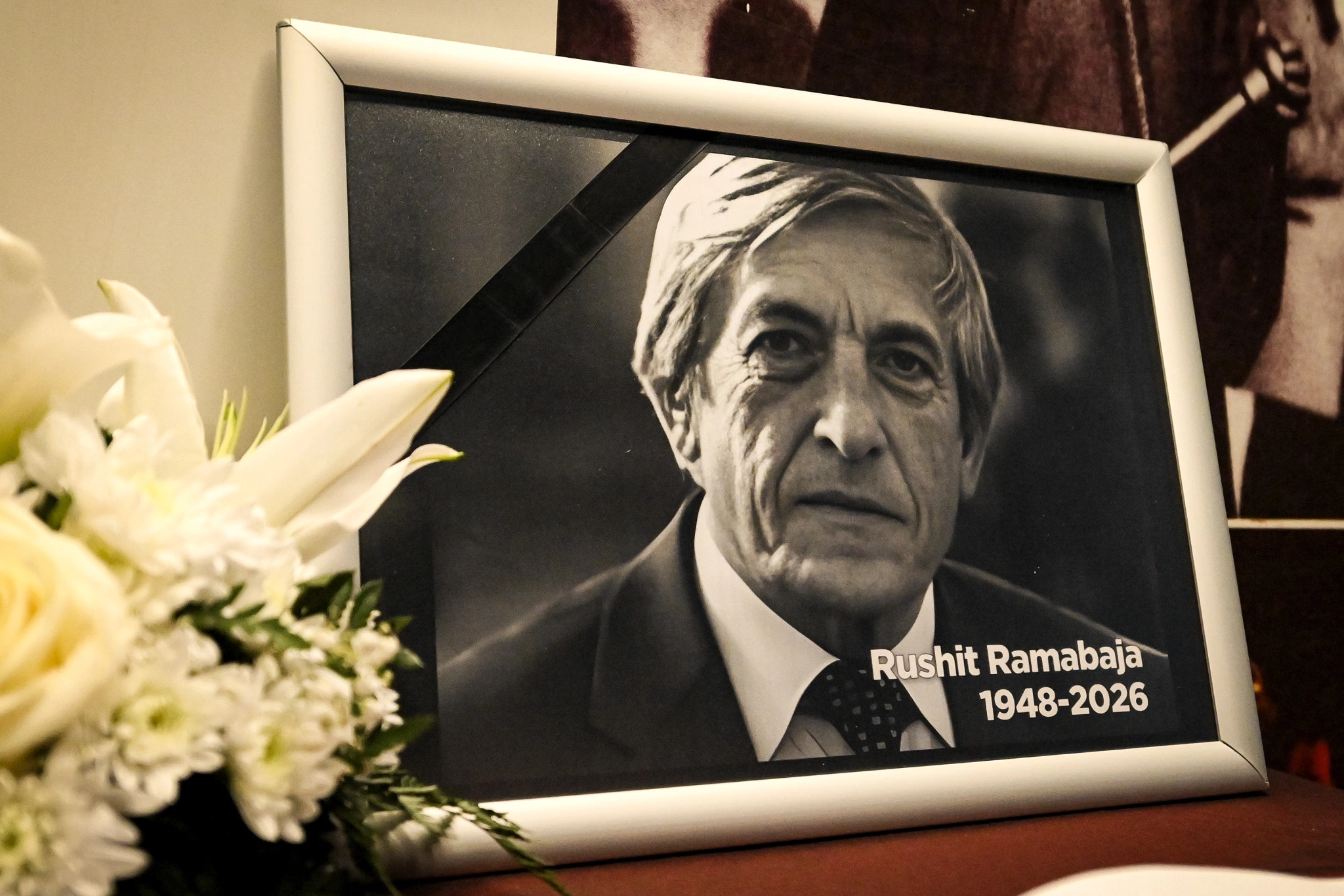 Arkëmorti, në ballë të të cilit ka qëndruar imazhi i tij, rrethuar me lule të bardha, ka qenë përshëndetja e fundit me publicistin e shkrimtarin Rushit Ramabaja (Foto: Zyra e Kryeministrit)