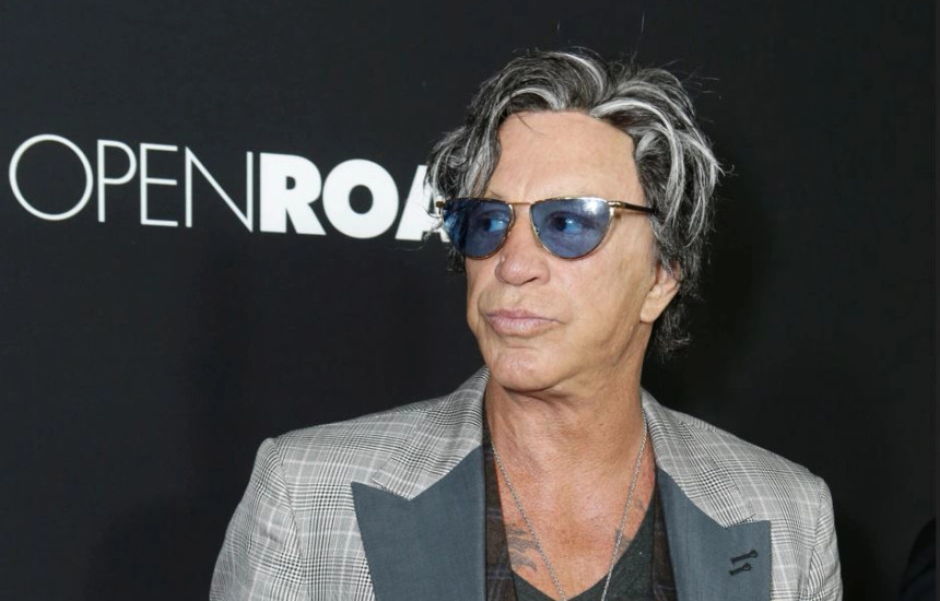 Mickey Rourke Eta Aktori Rourke po mundohet t’ua kthej paratë fansave që u munduan ta ...