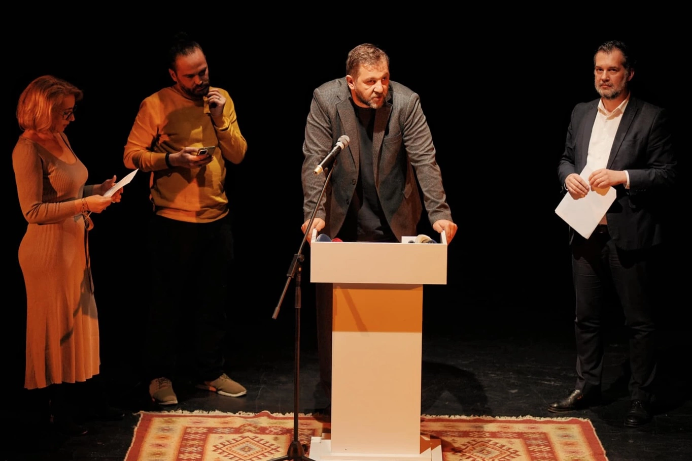 Ministri i Kulturës, Hajrulla Çeku (nga e majta), ish-drejtori i Teatrit Kombëtar, Kushtrim Sheremeti, udhëheqësi artistik i këtij institucioni, Kushtrim Mehmeti dhe aktorja, Aurita Agusha në ceremoninë e ndarjes së çmimeve vjetore të teatrit në mars 2025