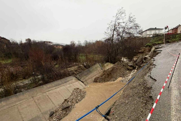 Shembet rruga në Polluzhë  banorët mbesin pa rrymë e ujë