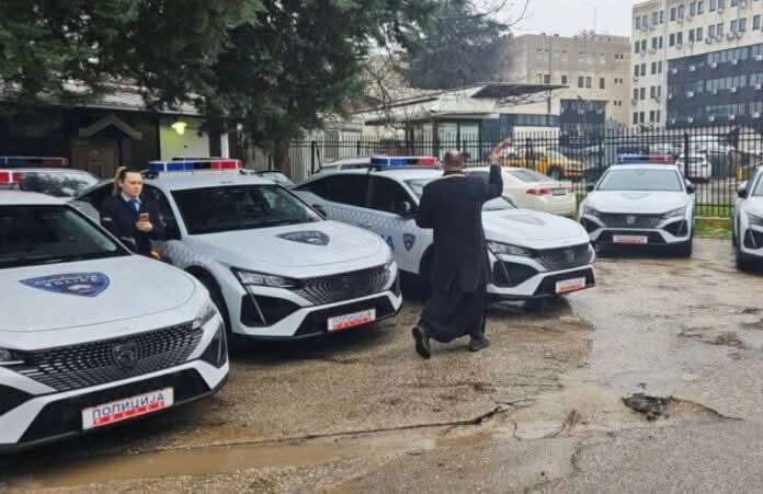 Maqedonia nis hetimet pasi prifti “bekoi” veturat e Policisë