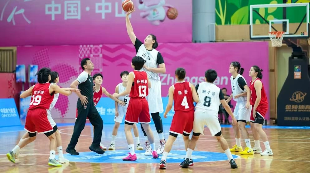 18-vjeçarja Ziyu, basketbollistja më e gjatë në botë