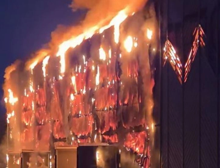 Zjarr i madh në një fabrikë në Gjakovë