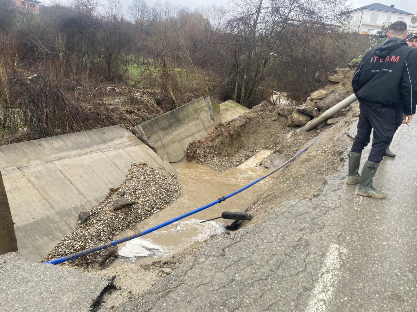 Rruga e dëmtuar në fshatin Polluzhë të Rahovecit