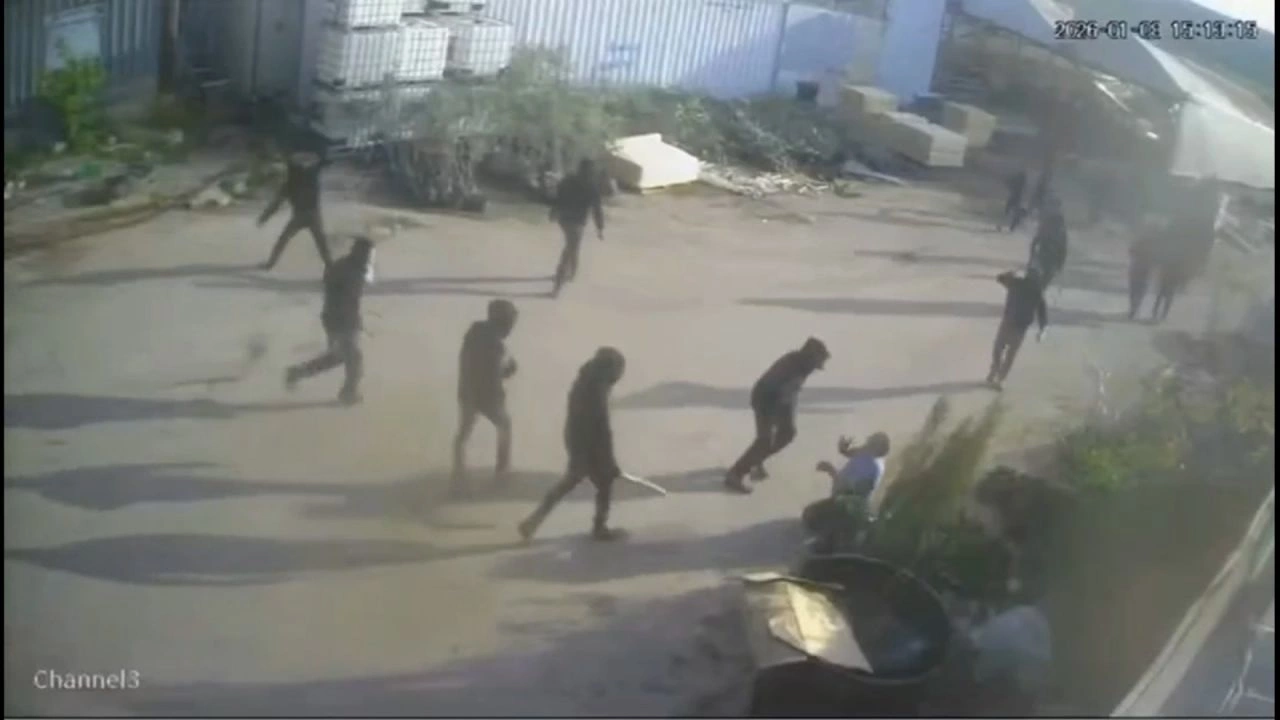 Dhjetëra izraelitë të maskuar rrahin me shkopinj një të moshuar palestinez