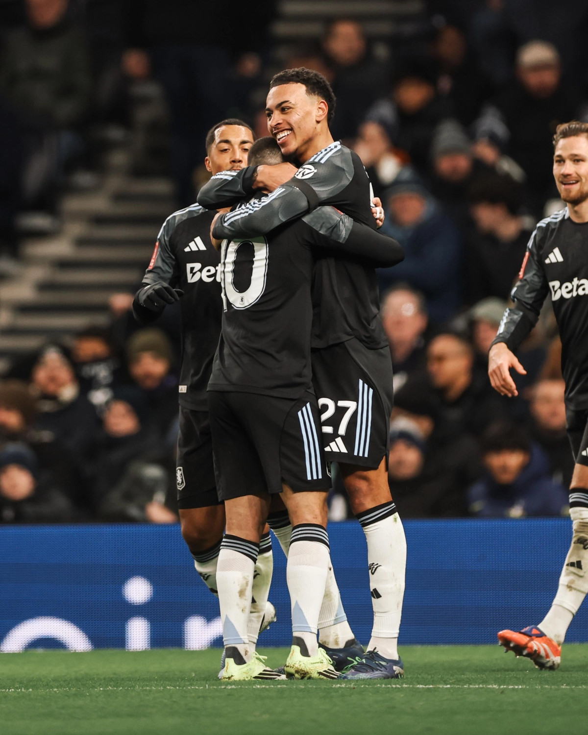 Villa e eliminon Tottenhamin nga Kupa FA