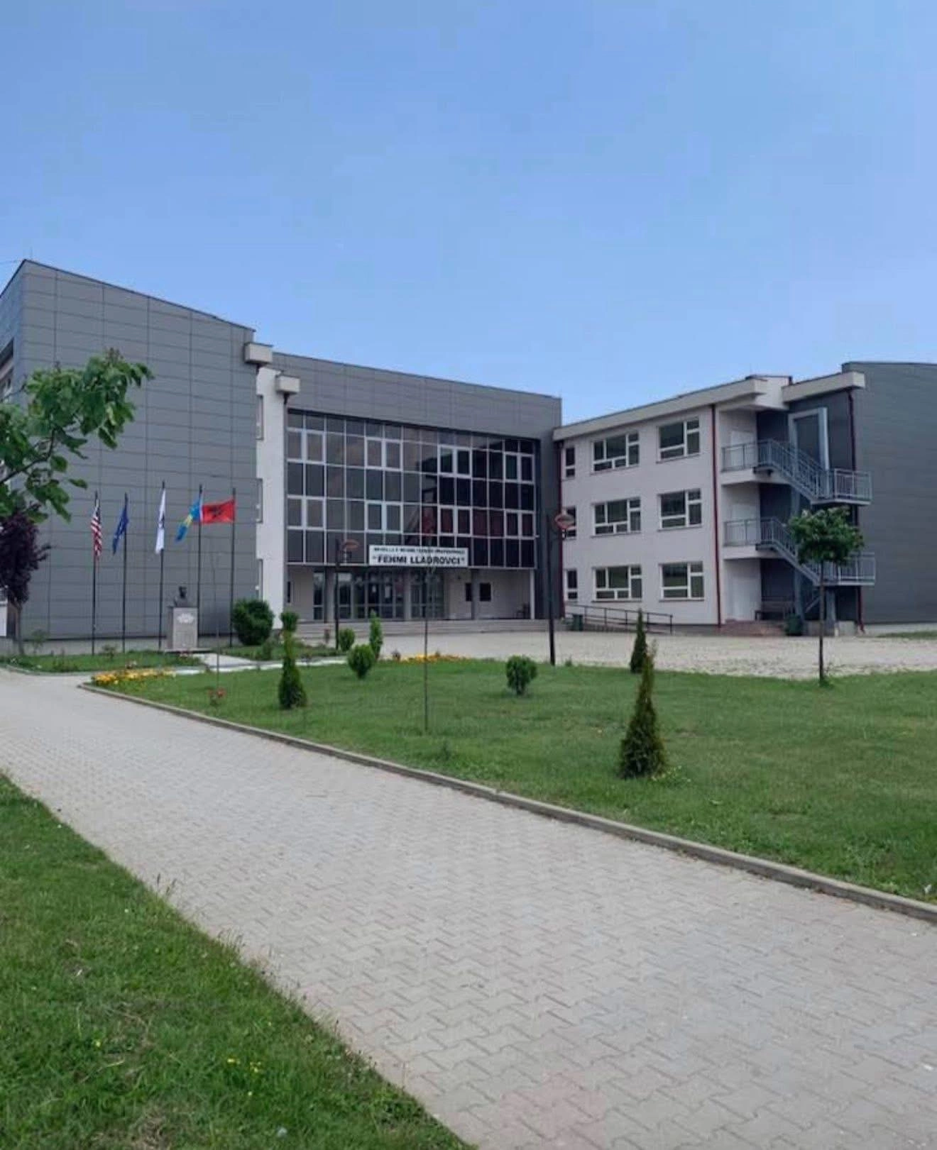 Drenas - shkolla Fehmi Lladrovci